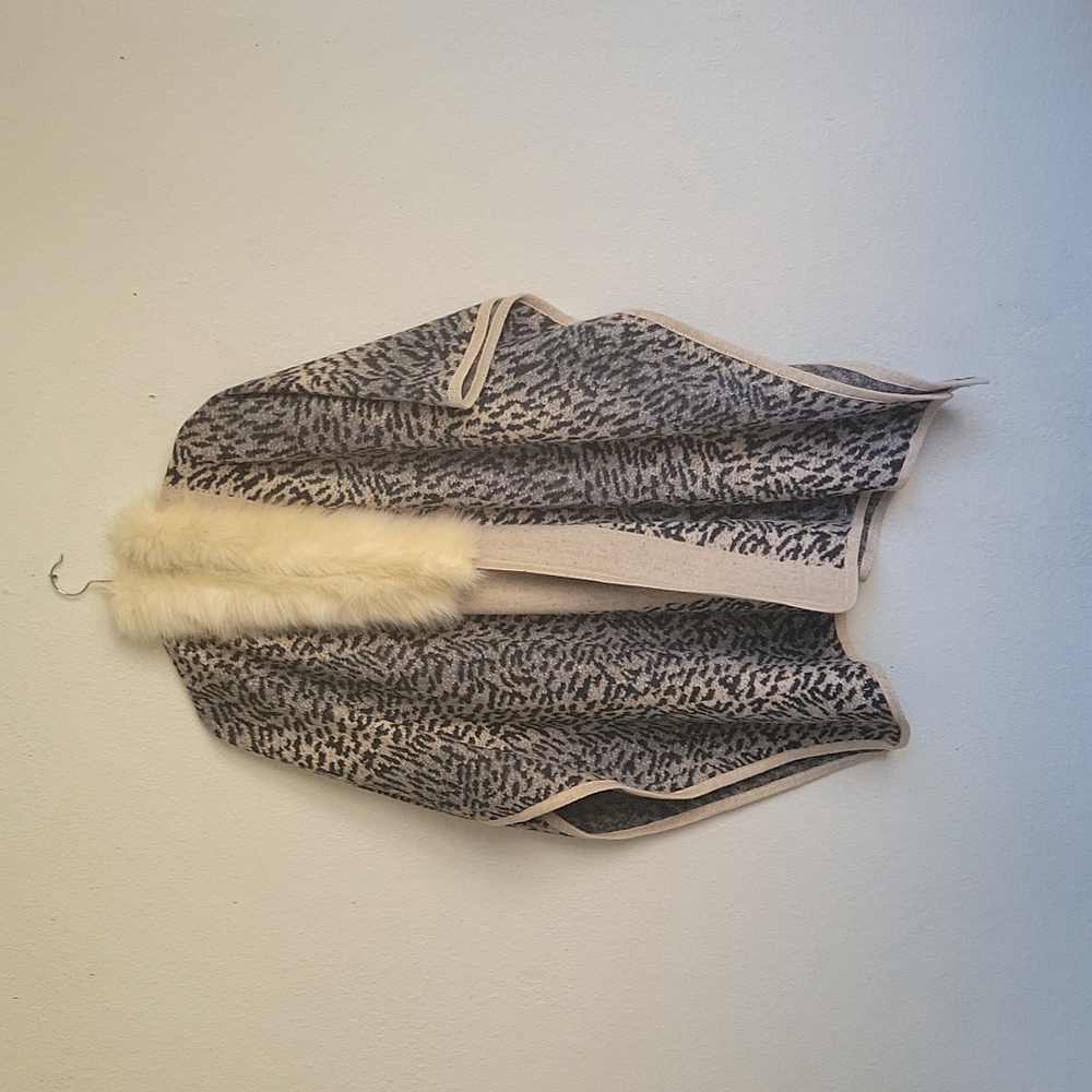NORTHERN ANGEL poncho faux color cream and black missing size tag